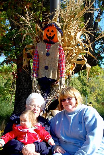 DSC_2518a.jpg - Me, Mom, and Grandma at the Zoo just before Halloween.